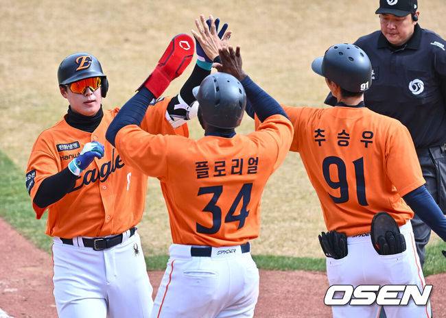 [OSEN=부산, 이석우 기자] 13일 부산 사직야구장에서 2025 신한 SOL 뱅크 KBO 리그 롯데 자이언츠와 한화 이글스의 시범경기가 열렸다. 홈팀 롯데는 데이비슨이 선발로 출전하고, 방문팀 한화는 류현진이 선발로 출전했다.한화 이글스 노시환이 5회초 1사 1루 좌중월 역전 2점 홈런을 치고 하이파이브를 하고 있다. 2025.03.13 / foto0307@osen.co.kr