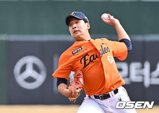 [OSEN=부산, 이석우 기자] 13일 부산 사직야구장에서 2025 신한 SOL 뱅크 KBO 리그 롯데 자이언츠와 한화 이글스의 시범경기가 열렸다. 홈팀 롯데는 데이비슨이 선발로 출전하고, 방문팀 한화는 류현진이 선발로 출전했다.한화 이글스 권민규가 역투하고 있다. 2025.03.13 / foto0307@osen.co.kr