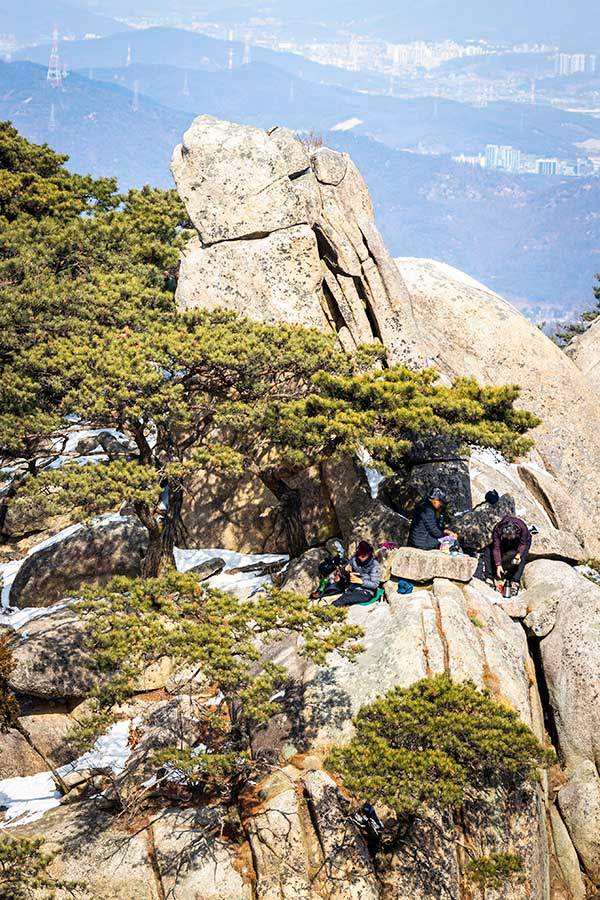 도봉산 Y계곡은 추락 위험이 높으므로 정규탐방로를 벗어나면 안 된다.