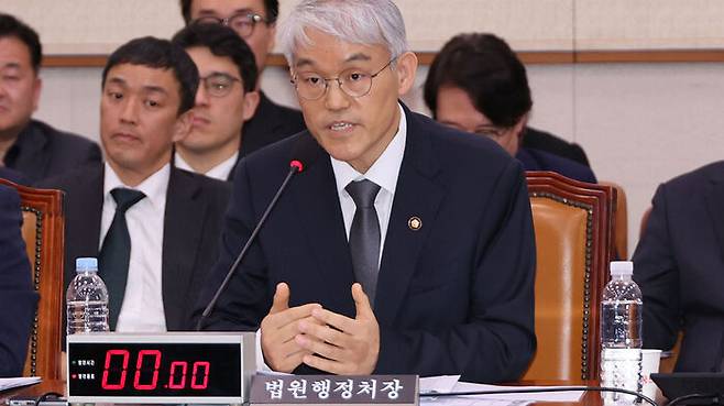 12일 국회에서 열린 법제사법위원회 전체회의에서 답변하는 천대엽 법원행정처장