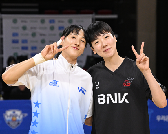 아산 우리은행 김단비가 지난해 11월 2일 아산 이순신체육관에서 열린 2024~25 여자프로농구 정규시즌 부산 BNK와의 홈 경가에서 친정팀을 찾은 박혜진을 반겨주고 있다. WKBL 제공