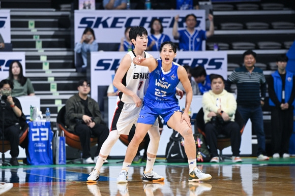 아산 우리은행 김단비와 부산 BNK 박혜진이 지난해 11월 2일 아산 이순신체육관에서 열린 2024~25 여자프로농구 정규시즌 경가에서 맞대결하고 있다. WKBL 제공