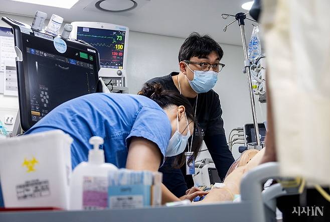2월17일 국립중앙의료원 중증외상센터 외상소생실에서 윤석화 센터장이 외상환자의 의식을 확인하고 있다. ⓒ시사IN 박미소