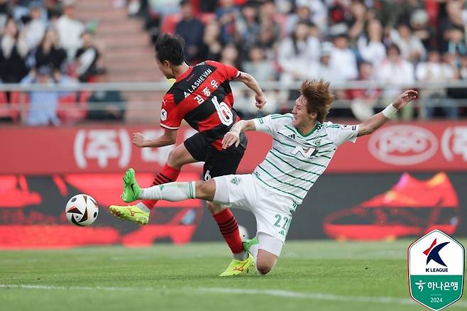 전북과 포항이 16일 오후 4시30분 전주월드컵경기장에서 열릴 ‘하나은행 K리그1 2025’ 5라운드에서 맞붙는다. 초반 부진에 신음하고 있는 이들 모두 반등을 벼르고 있다. 사진제공｜한국프로축구연맹