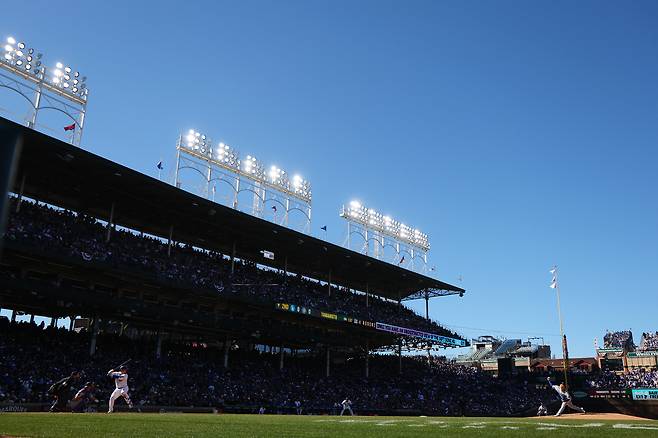 지난해 4월7일 리글리필드에서 맞대결하는 야마모토 요시노부와 스즈키 세이야. 게티이미지코리아