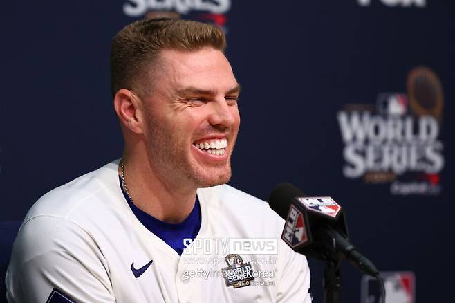 ▲ LA 다저스 프레디 프리먼은 2024 메이저리그 포스트시즌 뉴욕 양키스와의 월드시리즈 1차전에서 연장 10회말 역전 끝내기 만루홈런을 터뜨리면서 6-3 승리의 주역이 됐다. 경기 후 인터뷰에서 나고 있는 프리먼.