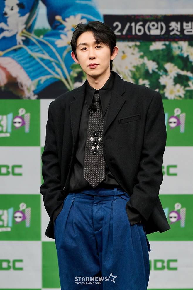 프로듀서 코드 쿤스트가 13일 오후 온라인으로 진행된 MBC 예능 '굿데이' 제작발표회에 참석해 포즈를 취하고 있다. '굿데이'는 지드래곤이 직접 프로듀싱에 나서며 다양한 분야의 인물들과 함께 올해의 노래를 완성하는 음악 프로젝트 리얼리티 예능이다. 오는 16일 첫 방송. / 사진제공=MBC /사진=김창현 chmt@