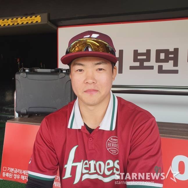 키움 여동욱이 지난 10일 수원KT위즈파크에서 열린 KT와 2025 KBO 시범경기를 앞두고 취재진과 인터뷰에 응하고 있다. /사진=김동윤 기자
