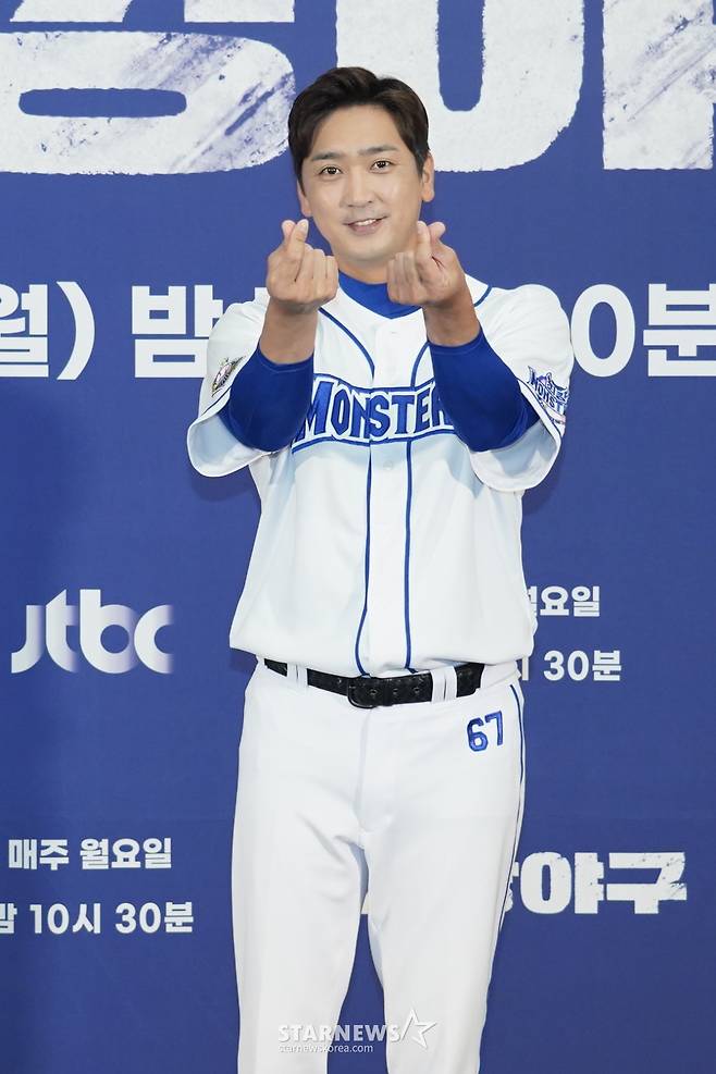 전 야구선수 심수창이 30일 오후 온라인 생중계로 진행된 JTBC 새 예능 '최강야구' 제작발표회에 참석해 포즈를 취하고 있다. 프로야구팀에 대적할만한 11번째 구단을 결성한다는 포부를 갖고 전국의 야구 강팀과 대결을 펼치는 야구 리얼리티 프로그램 '최강야구'는 6월 6일 첫 방송된다. /사진제공=JTBC 2022.05.30