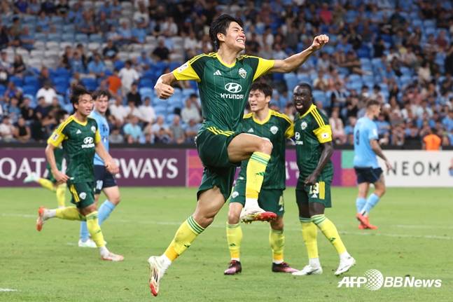 전진우(가운데)가 득점 직후 세리머니를 하고 있다. /AFPBBNews=뉴스1