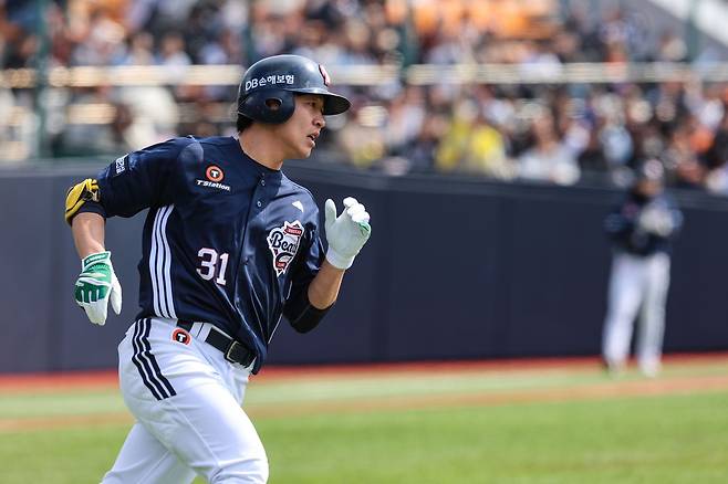 8일 청주야구장에서 열린 2025 KBO리그 두산 베어스와 한화 이글스의 경기, 두산 정수빈이 주루 플레이를 하고 있다. 두산 베어스