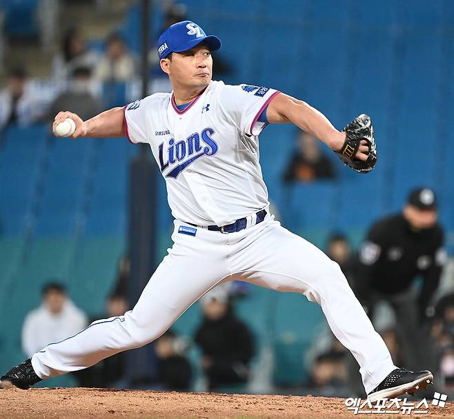 26일 오후 대구삼성라이온즈파크에서 열린 ’2023 신한은행 SOL KBO리그’ 두산 베어스와 삼성 라이온즈의 경기, 8회초 삼성 오승환이 공을 힘차게 던지고 있다. 엑스포츠뉴스 DB
