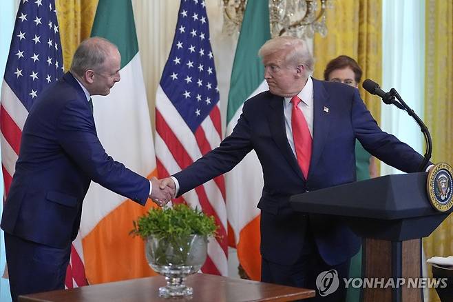 악수하는 도널드 트럼프 미 대통령(오른쪽)과 미할 마틴 아일랜드 총리(왼쪽) [AP 연합뉴스 자료사진. 재판매 및 DB 금지]