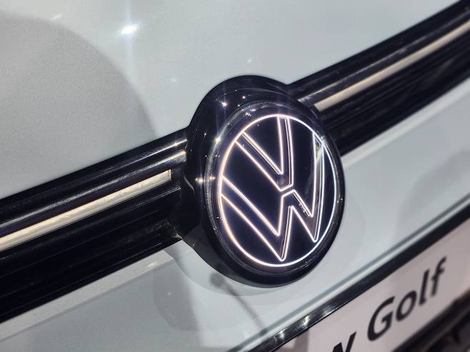 신형 골프(The New Golf)에 적용된 '일루미네이티드 로고'./사진=도다솔 기자