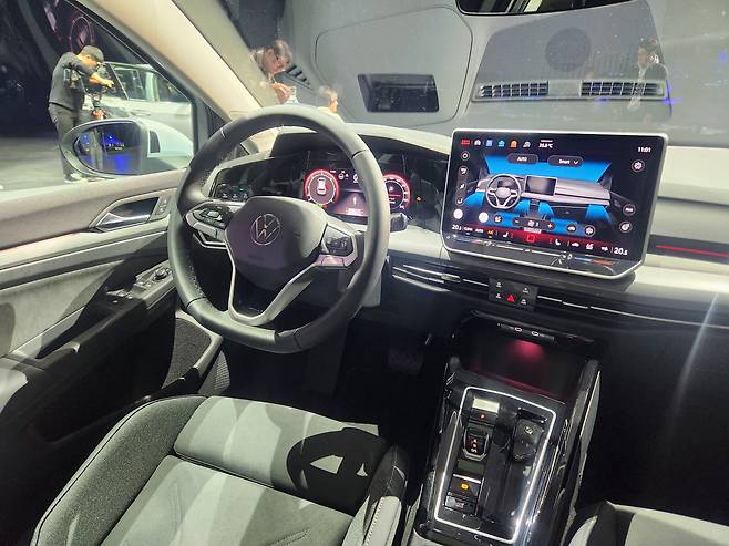 폭스바겐 신형 골프 운전석. /사진=도다솔 기자