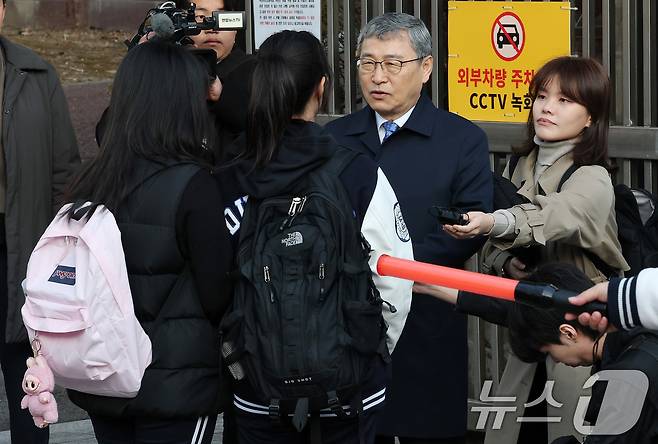 정근식 서울시교육감이 14일 헌법재판소의 윤석열 대통령 탄핵심판 선고 관련 통학로 안전점검을 위해 서울 종로구 덕성여자고등학교를 방문해 등교하는 학생들과 인사를 나누고 있다. 2025.3.14/뉴스1 ⓒ News1 박세연 기자