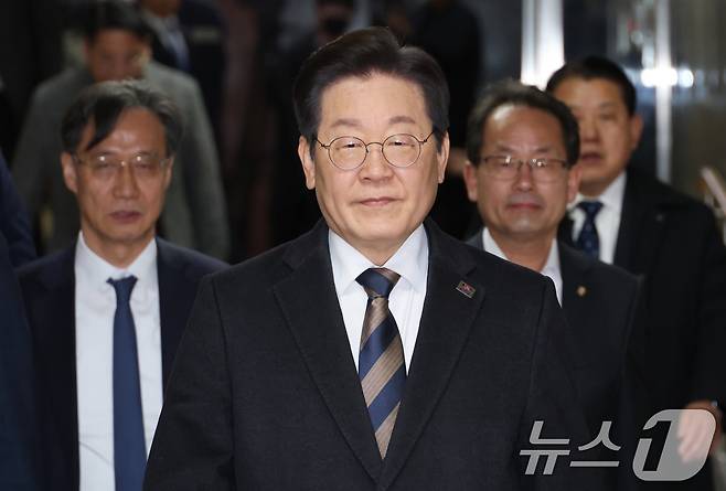 이재명 더불어민주당 대표가 13일 오후 서울 여의도 국회에서 열린 비공개 비상의원총회에 참석하고 있다. 2025.3.13/sbtm1 ⓒ News1 이광호 기자