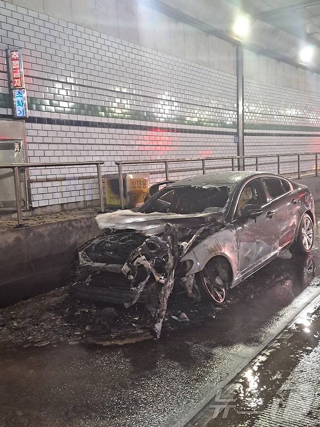 14일 부산 남구 신선대 지하차도 대연동 방면으로 달리던 승용차에서 불이 났다.(부산경찰청 제공. 재판매 및 DB 금지)