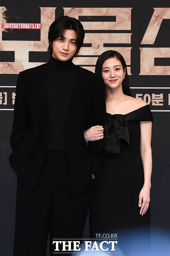 SBS 금토드라마 '보물섬'에 출연하는 배우 홍화연(오른쪽)이 부족한 연기력으로 인해 극의 몰입도를 방해하고 있다. /더팩트 DB