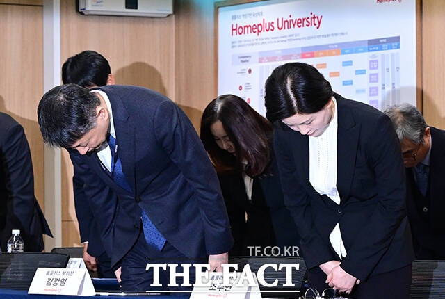 김광일 MBK 파트너스 부회장과 조주연 홈플러스 대표가 14일 오전 서울 강서구 홈플러스 본사에서 기업회생 신청과 관련한 기자간담회에 참석해 사과를 하고 있다. /임영무 기자