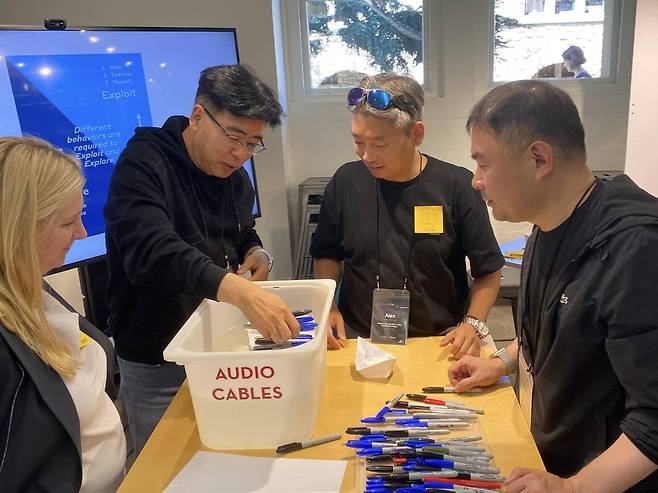 ‘GS 비욘드 혁신과정’에 참여한 GS건설 직원들이 스탠포드대 워크숍에 참여한 모습./GS건설 제공