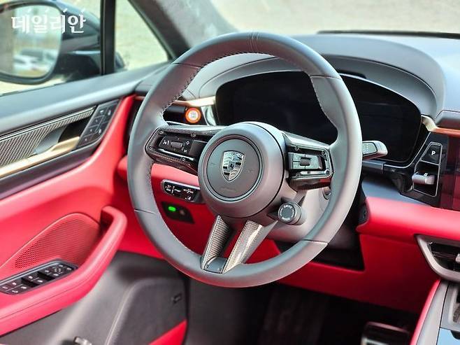 마칸 일렉트릭 스티어링 휠. ⓒ데일리안 정진주 기자