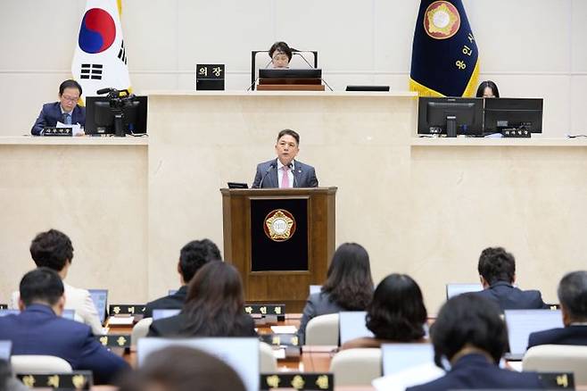 이창식 용인시의원이 '용인시 철도망 구축을 위한 국가 및 경기도 철도계획 반영 촉구 결의안'을 발의하고 있다. ⓒ