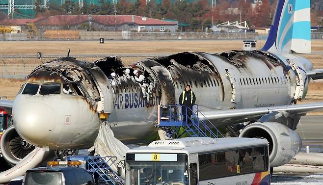 부산 강서구 김해국제공항에서 이륙을 준비하던 홍콩행 에어부산 항공기 BX391편 내부에서 불이 나 승객과 승무원 등이 비상 탈출한 가운데 29일 항공·철도사고 조사위원회(ARAIB) 등 관계자들이 불에 탄 항공기를 살펴보며 조사하고 있다. 28일 밤 항공기 화재 사고 당시 승객 170명(탑승 정비사 1명 포함)과 승무원 6명은 비상 슬라이드를 통해 전원 탈출했다. 2025.1.29/뉴스1