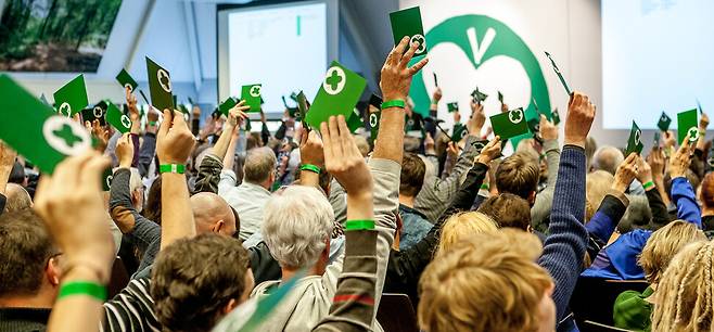 네덜란드 동물당은 2006년 자국 하원 선거에서 2명의 대표를 선출시켰고, 2021년에는 이를 6명으로 늘렸다. 이들은 “현재 유럽, 국가, 지역 및 지방 차원에서 92명의 선출된 대표를 보유하고 있다”고 밝힌다. 네덜란드 동물당 누리집 갈무리