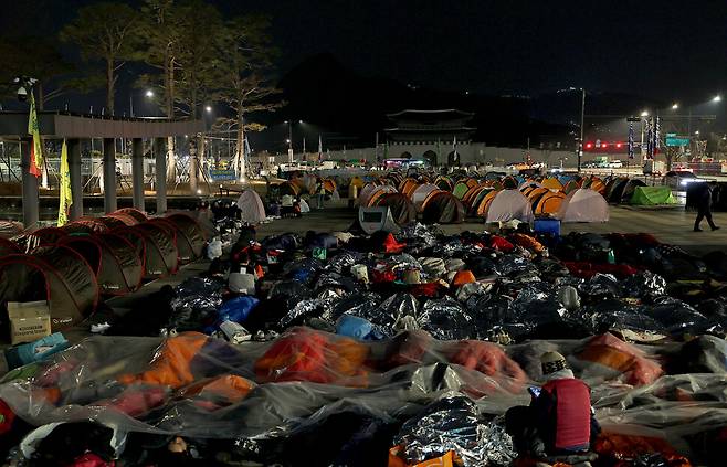 2025년 3월12일 새벽 서울 종로구 광화문광장에서 전국민주노동조합총연맹(민주노총) 조합원들이 ‘윤석열 석방 규탄, 헌재 파면 촉구 비상 결의대회’를 마친 뒤 1박2일 노숙 농성을 벌이고 있다. 이종근 선임기자 root2@hani.co.kr