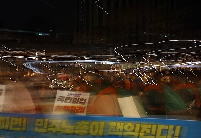 민주노총 조합원들이 1박2일 노숙 농성을 벌이며 대통령 윤석열의 파면을 촉구하고 있다.