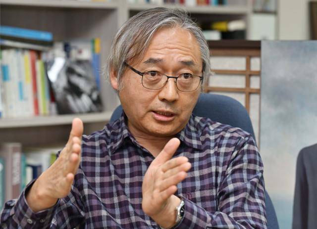 지난 11일 서울 성동구 한양대 제2법학관에서 박찬운 교수가 윤석열 대통령 구속 취소 결정을 비판하고 있다. 최주연 기자