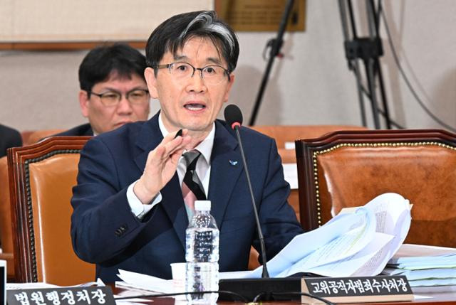 지난 12일 국회 법사위에 출석한 오동운 공수처장이 윤 대통령에 대한 구속 취소 결정을 반박하고 있다. 고영권 기자