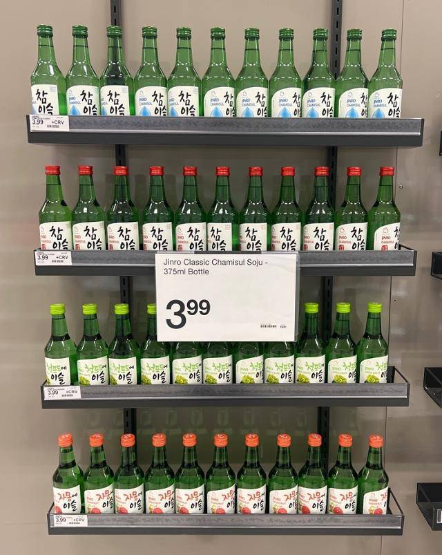 미국 캘리포니아주 로스앤젤레스(LA) 지역 대형 유통업체 '타깃(Target)'에 과일소주 제품들이 진열돼 있다. 하이트진로