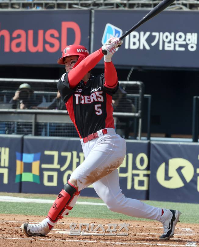 13일 오후 잠실야구장에서 열린 2025 프로야구 KIA 와 두산의 시범경기. KIA 김도영이 3회 힘차게 스윙하고 있다. 잠실=정시종 기자 /2025.03.13.