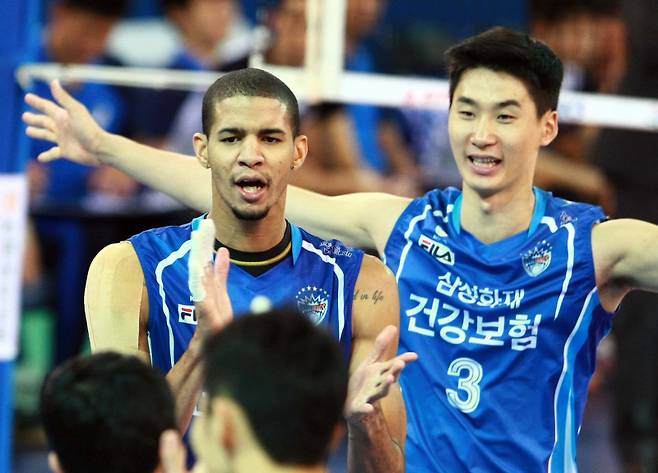 2024~15시즌 삼성화재 소속 당시 레오(왼쪽)와 박철우. KOVO 제공