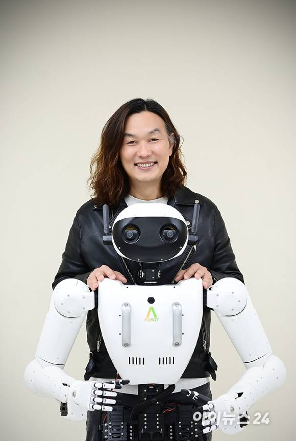 한재권 한양대 로봇공학과 교수가 12일 진행된 아이뉴스24와 인터뷰에 앞서 휴머노이드 로봇 앨리스와 포즈를 취하고 있다. [사진=정소희 기자]