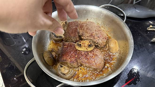 ▲ 토핑은 몬스터 칠리(?)를 뿌려줬습니다
