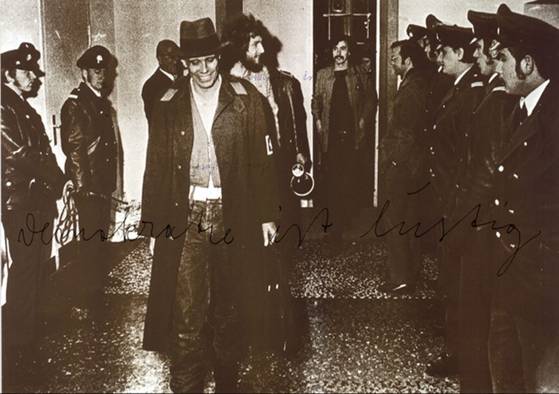 ‘민주주의는 즐겁다’, 1973. 시위 후 연행되는 모습을 찍은 사진을 판화로 만든 후 ‘민주주의는 즐겁다’는 문구를 쓴 80개의 멀티플 중 하나다. [사진 국립현대미술관]