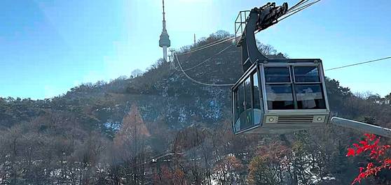 서울 중구 남산을 오가는 남산 케이블카. 이 케이블카를 운영하는 한국삭도공업은 서울시가 곤돌라 설립을 추진하자 법원을 찾아가 서울시가 절차를 위반했다고 주장했다. 문희철 기자