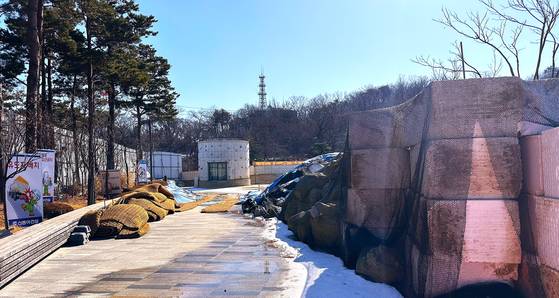 서울시가 추진하는 남산 곤돌라 하부 승강장 설치 예정 장소에 건축 자재가 쌓인채 방치되어 있다. 문희철 기자