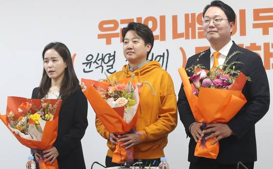 이준석 개혁신당 의원이 4·10 총선 후 동료 당선자들과 기념촬영을 하고 있다. 이 의원은 “보수정당 개혁의 길이 막히면서 (당을) 새로 지을 수밖에 없었다”고 말했다. 뉴스1