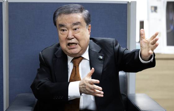 문희상 전 국회의장이 14일 서울 여의도 김대중재단 사무실에서 중앙일보와 인터뷰하고 있다. 문 전 의장은 “대통령제면 대통령제, 내각제면 내각제, 모든 제도에는 일장일단이 있다. 상황에 따라 합의 정신으로 주도해야 힘을 받을 수 있다”며 “국회의장이 여야 대표를 다 안아서 합의를 이뤄야 한다”고 말했다. 임현동 기자