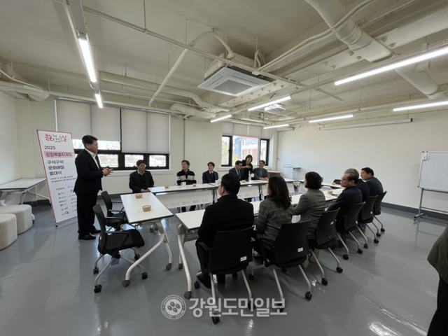 ▲ 강원도와 강원문화재단은 13일 원주 남산골문화센터에서 ‘2025 구석구석 문화배달 발대식’을 개최했다. 이날 강원문화재단과 6개 시·군 문화재단들이 차담회 및 네트워크를 가졌다.