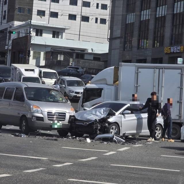 ▲ 14일 오후 1시 6분쯤 원주 단계동 단계지하도로 인근 사거리에서 차량 3대가 잇따라 충돌하는 사고가 발생해 일대가 한시 정체를 빚었다. 제공= 원주가 좋은 이유