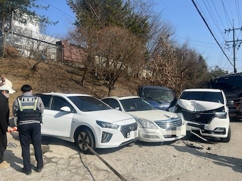 ▲ 14일 오후 3시쯤 원주 신림면 금창리 5번 국도에서 스타렉스 1대가 인근 휴게소 직원주차장에 주차된 차량 5대를 들이받았다. 독자 제공