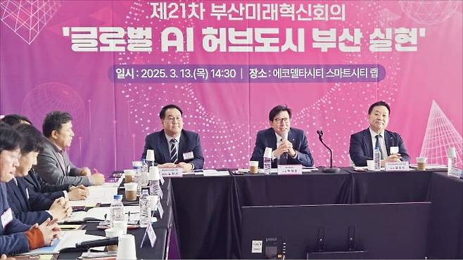 박형준 부산시장(오른쪽 두 번째)이 13일 부산 강서구 에코델타시티 스마트시티 랩에서 인공지능(AI) 종합전략을 발표하고 있다.    /부산시 제공