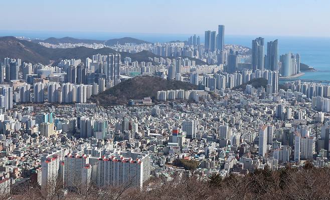 지난달 19일 부산 수영구와 해운대구 일대 아파트와 고층빌딩. 연합뉴스