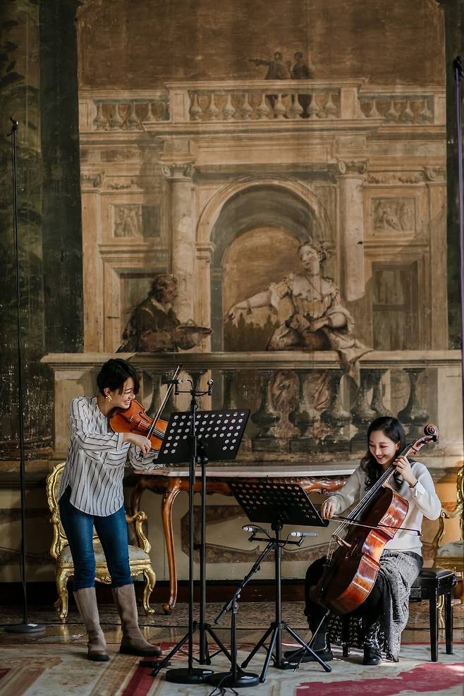 Choi Song-ha (left) and Choi Ha-young (The Bridge Company)