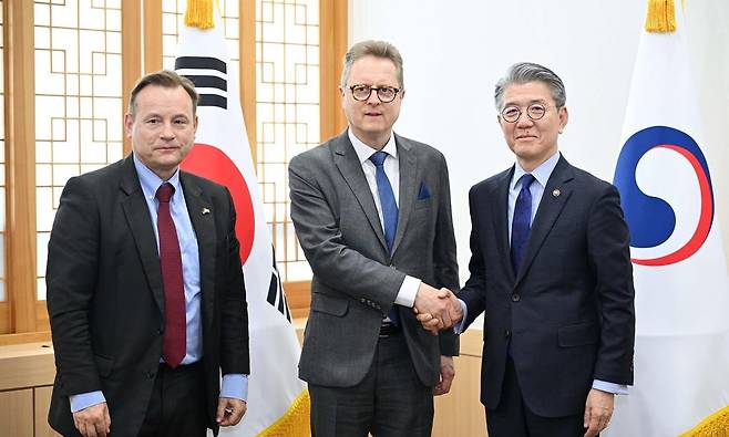 South Korean Deputy Foreign Minister Kim Hong-kyun (right) shakes hands with  Frank Hartmann, director general for Asia and the Pacific at the German Federal Foreign Office (center) with German Ambassador to South Korea Georg Wilfried Schmidt attending at a meeting in Seoul on March 10. (German Embassy in Seoul)